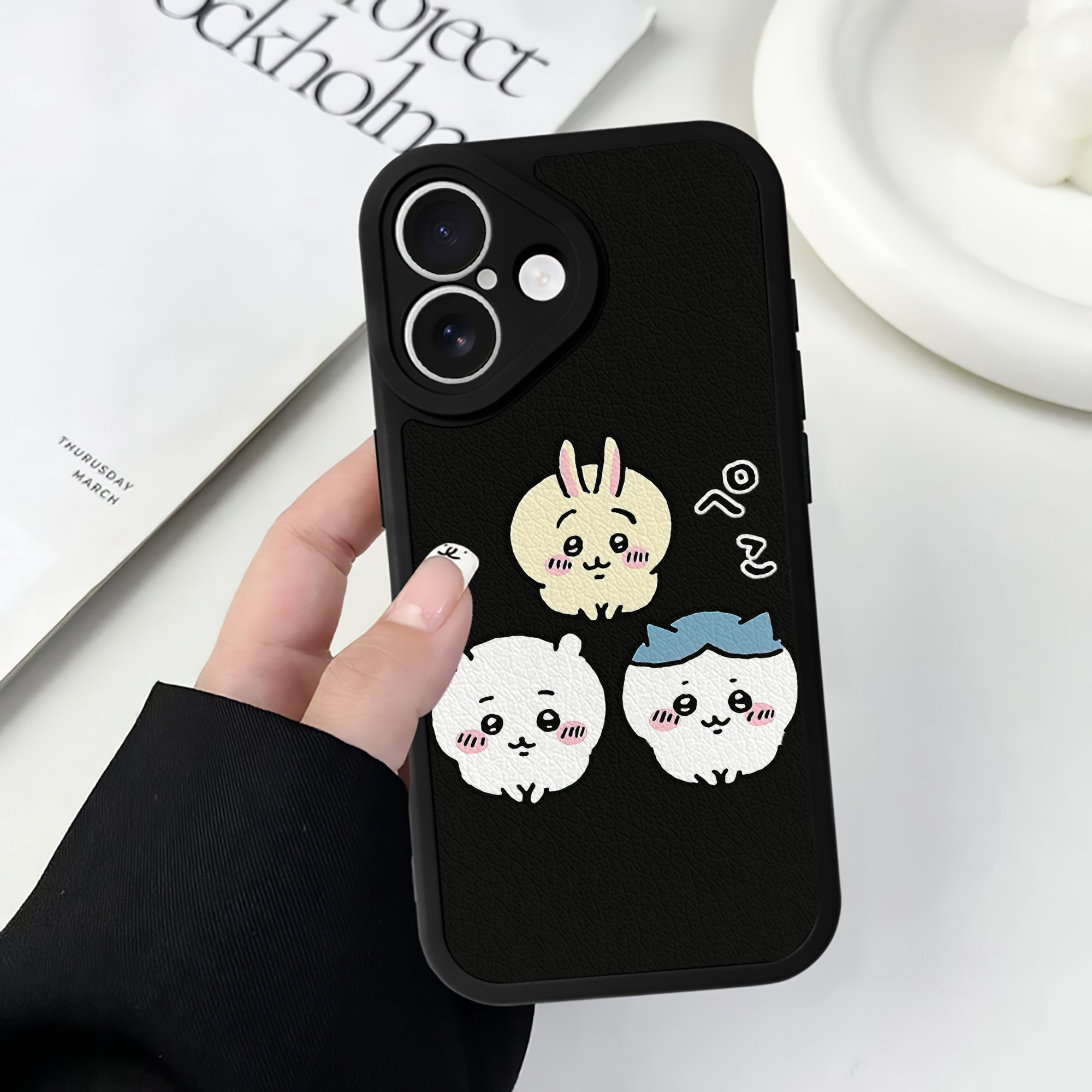 （画像用） ちいかわ うさぎ Chii-kawa usagi 【iPhone 16シリーズ対応】シリコンスマホケース（レザー調） 材質：シリコン